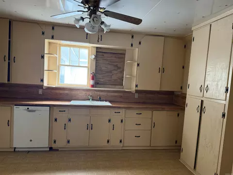 Kitchen - 5280 E Highway 270, Mount Ida, AR 71957 photo 2 of 2