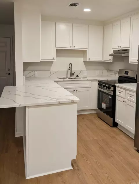 Kitchen - 1720 E Sullenberger Ave, Malvern, AR 72104 photo 1 of 2