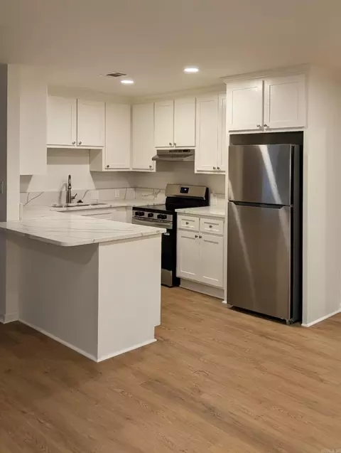 Kitchen - 1720 E Sullenberger Ave, Malvern, AR 72104 photo 2 of 2