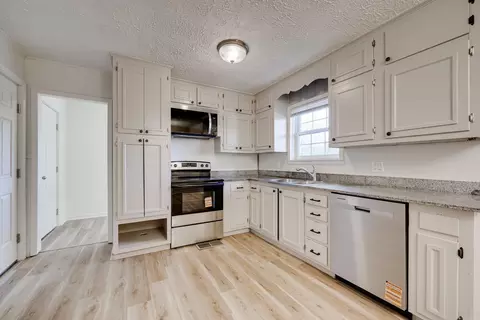 Kitchen - 30 Mohawk Dr, Searcy, AR 72143 photo 3 of 4