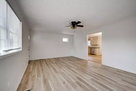 Living - 30 Mohawk Dr, Searcy, AR 72143 photo 3 of 4
