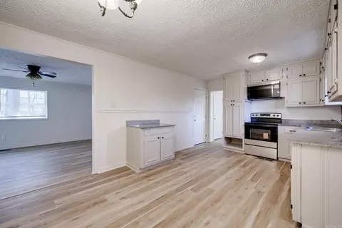 Kitchen - 30 Mohawk Dr, Searcy, AR 72143 photo 2 of 4