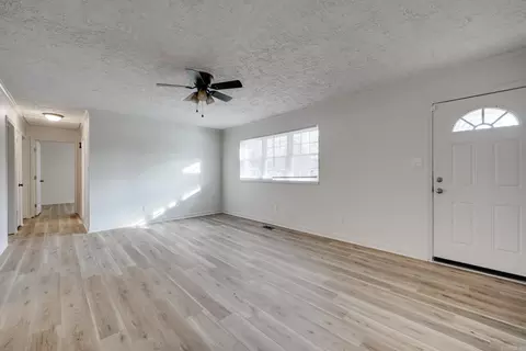 Living - 30 Mohawk Dr, Searcy, AR 72143 photo 1 of 4