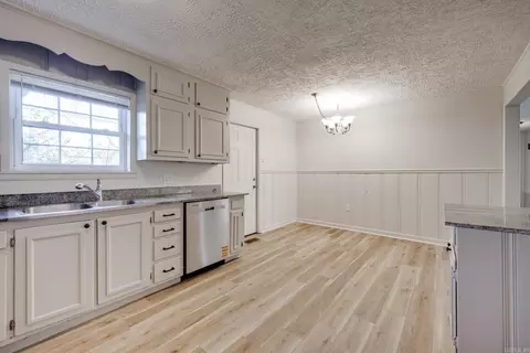 Kitchen - 30 Mohawk Dr, Searcy, AR 72143 photo 4 of 4