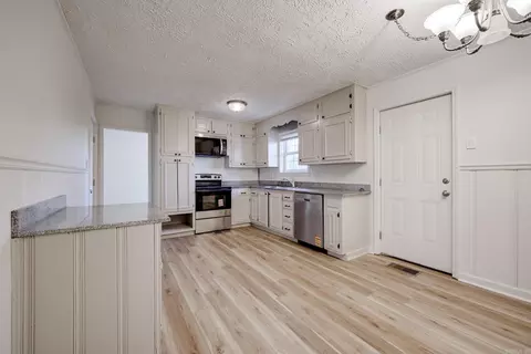 Kitchen - 30 Mohawk Dr, Searcy, AR 72143 photo 1 of 4