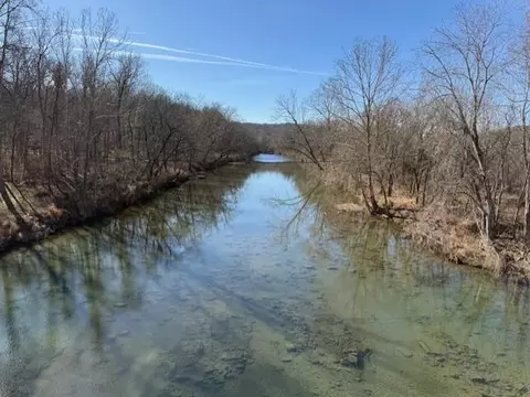 000 Powhatan Dr, Cherokee Village, AR 72529