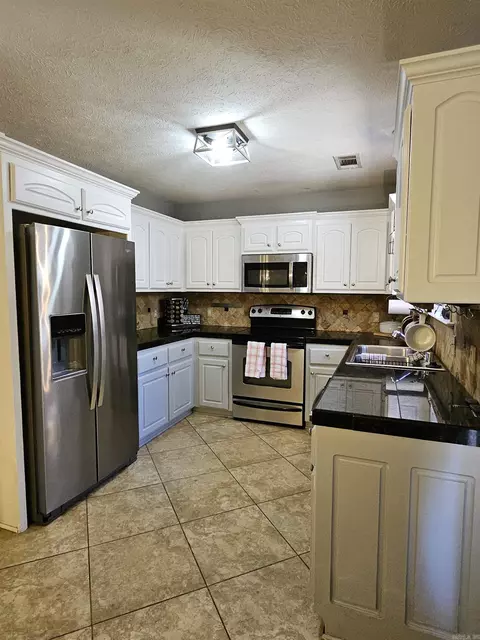 Kitchen - 19 Alfred Cv, Conway, AR 72034 photo 4 of 4