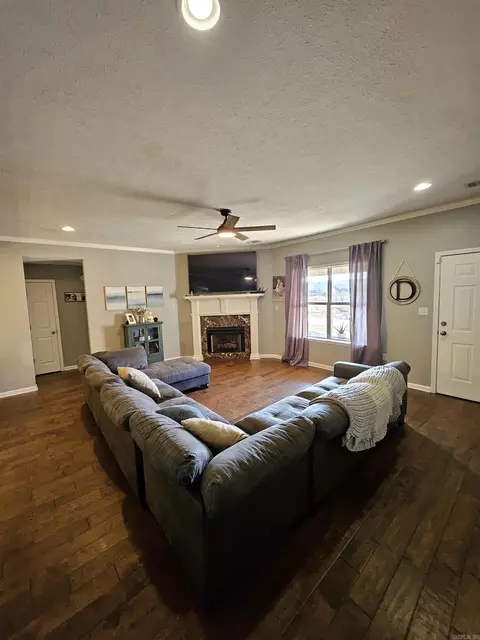 Living - 19 Alfred Cv, Conway, AR 72034 photo 2 of 3