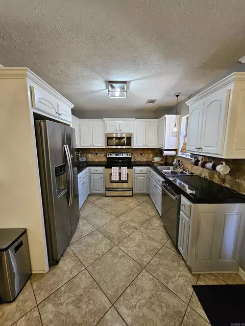 Kitchen - 19 Alfred Cv, Conway, AR 72034 photo 2 of 4