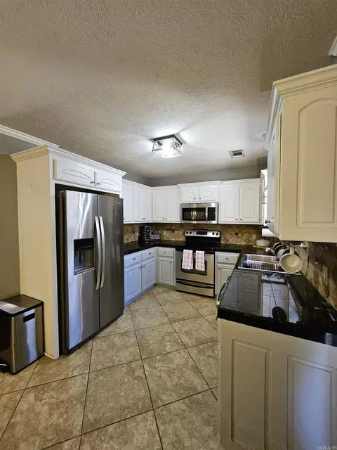 Kitchen - 19 Alfred Cv, Conway, AR 72034 photo 3 of 4