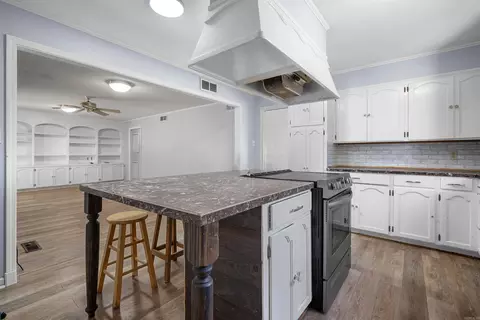 Kitchen - 1638 Circle Dr, Malvern, AR 72104 photo 3 of 3