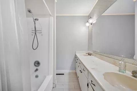 Bath - 1638 Circle Dr, Malvern, AR 72104 photo 1 of 3