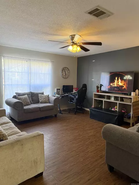 Living - 5110 Faucett Rd, Pine Bluff, AR 71603 photo 2 of 3