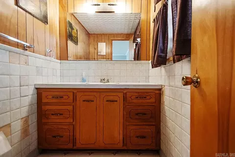 Bath - 108 E 5th Ave, Leola, AR 72084 photo 3 of 3