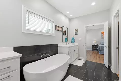 Bath - 4830 Edgewood Park Dr, Conway, AR 72034 photo 3 of 9
