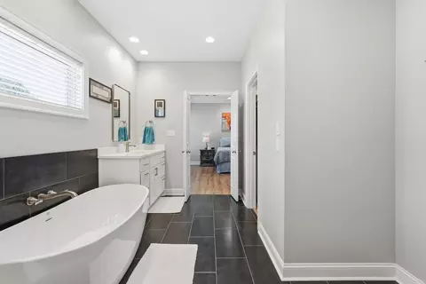 Bath - 4830 Edgewood Park Dr, Conway, AR 72034 photo 6 of 9