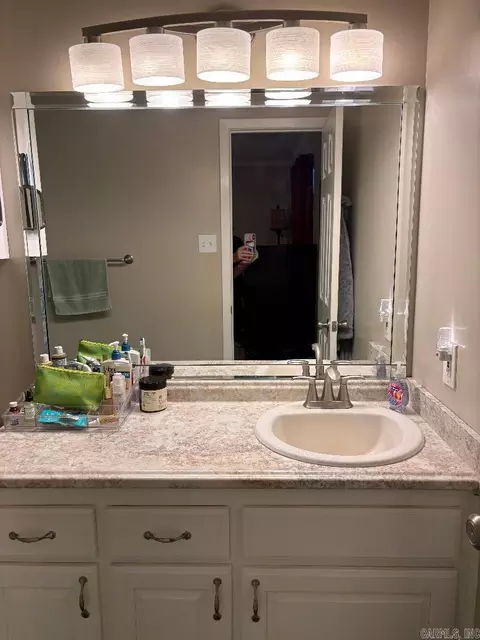Bath - 1905 Skylark Dr, Beebe, AR 72012 photo 2 of 4
