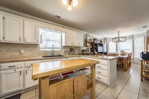 Kitchen - 1069 Highland Blvd, Cabot, AR 72023 photo 3 of 3