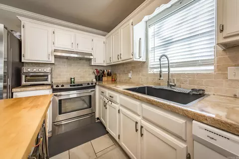Kitchen - 1069 Highland Blvd, Cabot, AR 72023 photo 2 of 3