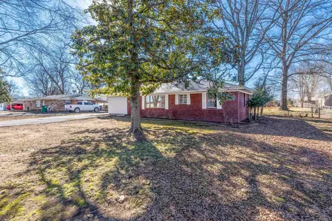 Exterior - 204 S Holly St, Beebe, AR 72012 photo 3 of 8