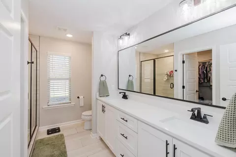 Bath - 1449 Woolridge Dr, Benton, AR 72019 photo 1 of 3