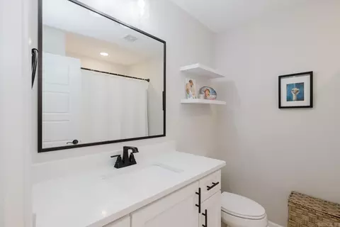 Bath - 1449 Woolridge Dr, Benton, AR 72019 photo 3 of 3