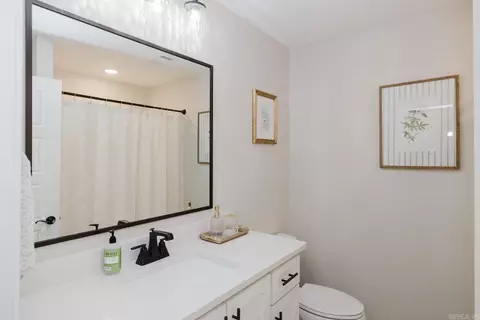 Bath - 1449 Woolridge Dr, Benton, AR 72019 photo 2 of 3