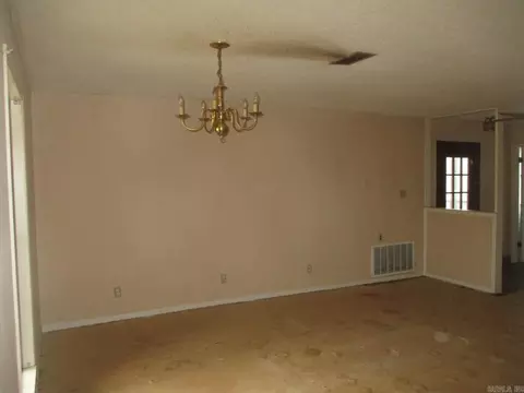 Living - 6734 Keonig Rd, Pine Bluff, AR 71601 photo 3 of 5