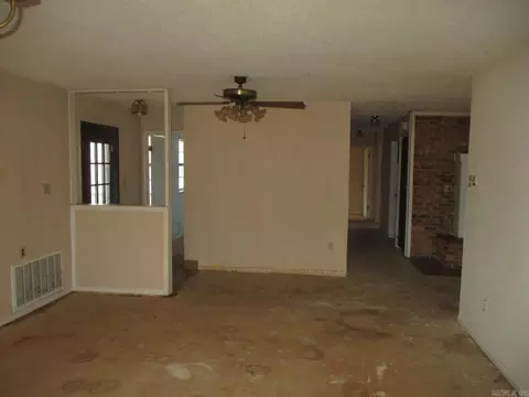 Living - 6734 Keonig Rd, Pine Bluff, AR 71601 photo 4 of 5