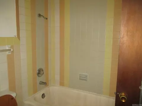 Bath - 6734 Keonig Rd, Pine Bluff, AR 71601 photo 2 of 4