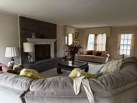 Living - 2203 Cherry Rdg, Pine Bluff, AR 71603 photo 2 of 4