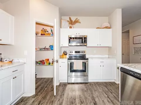 Kitchen - 2232 Centennial Valley Dr, Benton, AR 72019 photo 6 of 7