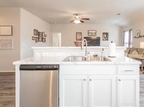 Kitchen - 2232 Centennial Valley Dr, Benton, AR 72019 photo 7 of 7