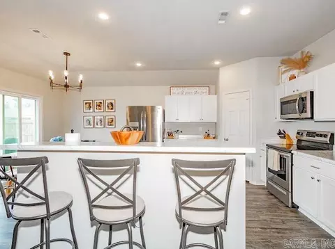 Kitchen - 2232 Centennial Valley Dr, Benton, AR 72019 photo 2 of 7
