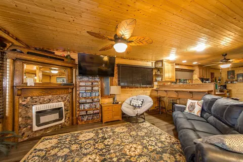 Living - 4 Long Hill Rd, Higden, AR 72067 photo 2 of 3