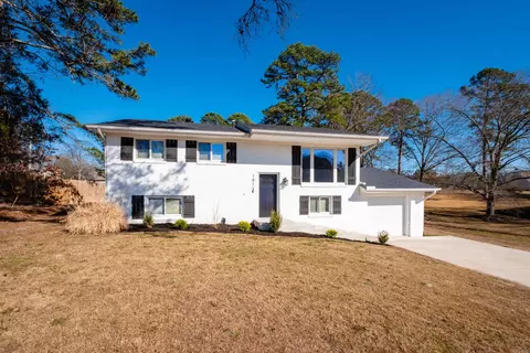 Exterior - 1811 E Lakeview Dr, Benton, AR 72015 photo 3 of 13