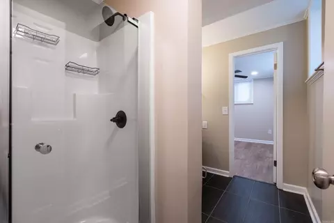 Bath - 1811 E Lakeview Dr, Benton, AR 72015 photo 2 of 3