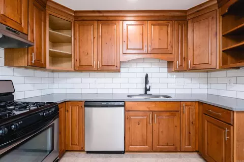 Kitchen - 1811 E Lakeview Dr, Benton, AR 72015 photo 4 of 4