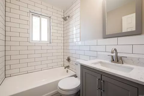 Bath - 1811 E Lakeview Dr, Benton, AR 72015 photo 1 of 3
