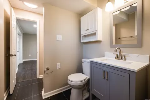 Bath - 1811 E Lakeview Dr, Benton, AR 72015 photo 3 of 3