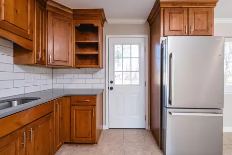 Kitchen - 1811 E Lakeview Dr, Benton, AR 72015 photo 2 of 4