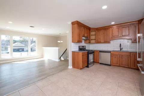 Living - 1811 E Lakeview Dr, Benton, AR 72015 photo 9 of 13