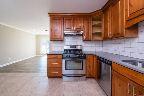 Kitchen - 1811 E Lakeview Dr, Benton, AR 72015 photo 3 of 4