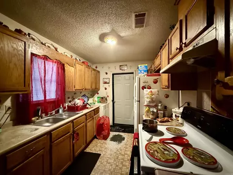 Kitchen - 402 N Ferguson St, Hope, AR 71801 photo 2 of 2