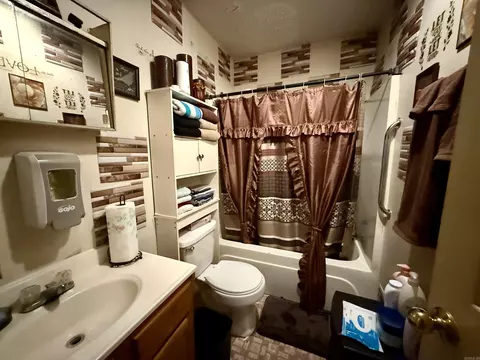 Bath - 402 N Ferguson St, Hope, AR 71801 photo 1 of 2