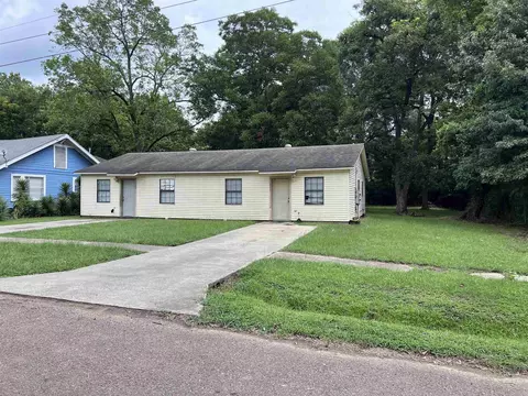 709 S 711 S Pine St, Hope, AR 71801
