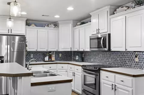 Kitchen - 918 Scooty Dr, Beebe, AR 72012 photo 2 of 3