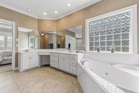 Bath - 2575 Forest View Dr, Conway, AR 72034 photo 1 of 4