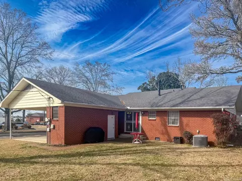 Exterior - 203 Pine Bluff St, Malvern, AR 72104 photo 6 of 11