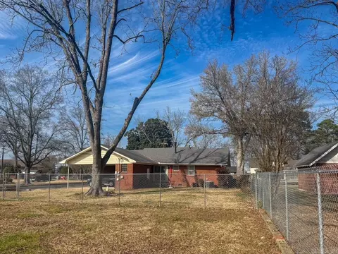 Exterior - 203 Pine Bluff St, Malvern, AR 72104 photo 10 of 11